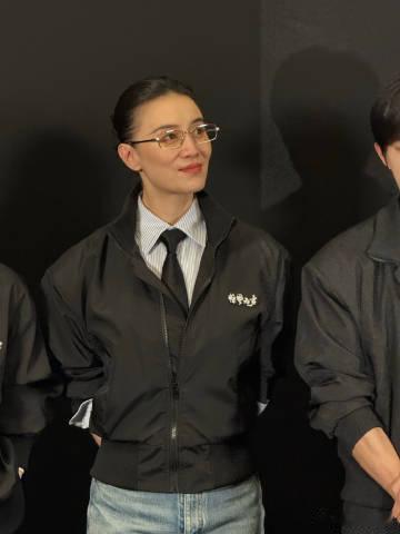 宋佳路演美我一大跳 宋佳在路演中展现出超强的时尚感，金丝眼镜成为时尚新宠。她对角