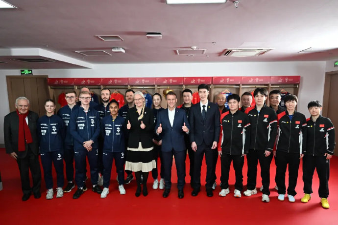 法媒报道马克龙与国乒互动国际乒联对乒乓球运动纳入马克龙总统对华国事访问行程深感荣