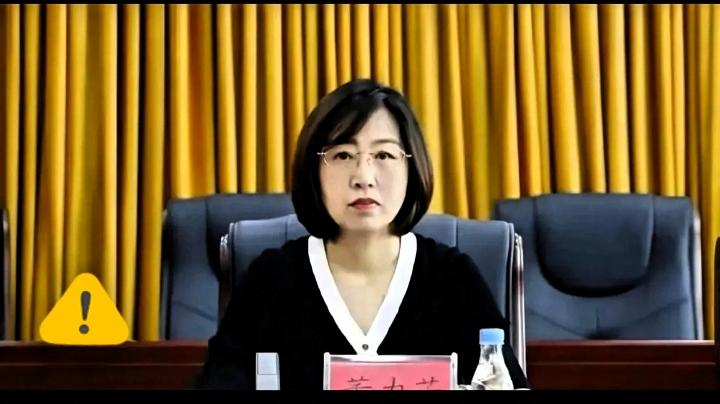 十八岁，她站在宾馆库房清点床单被套，数着毛巾库存。三十多年后，她坐进县领导办公室
