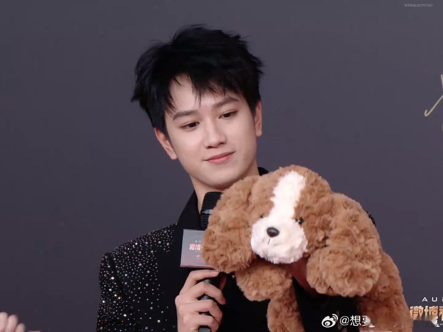 敖子逸你在笑啥 谁懂啊！他红毯上的笑容让人看了也跟着开心，到底是什么快乐的源泉啊