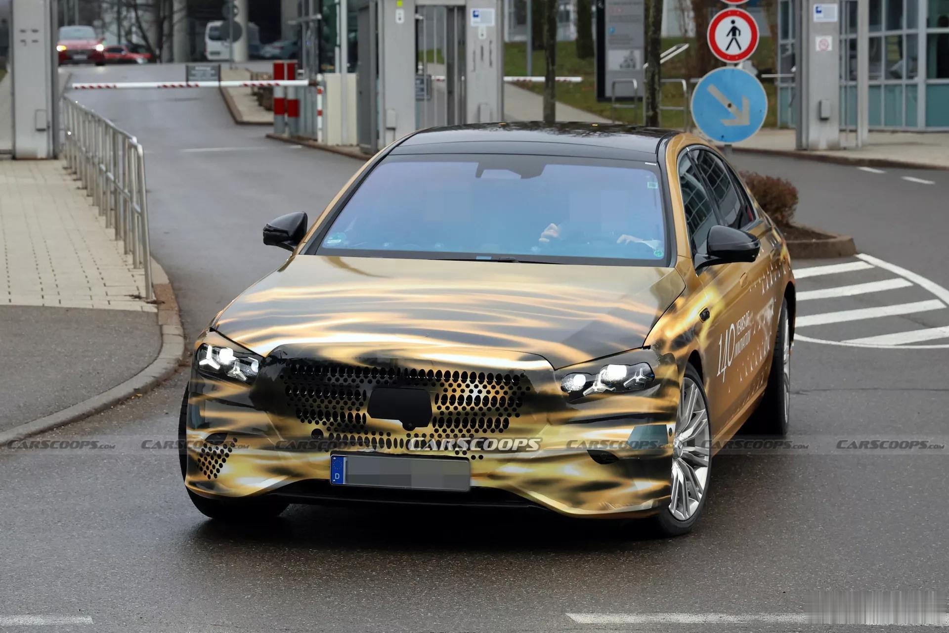 名车志谍照 身披“金色火焰”皮肤，奔驰 S 级大改款测试曝光。新车核心升级包括：