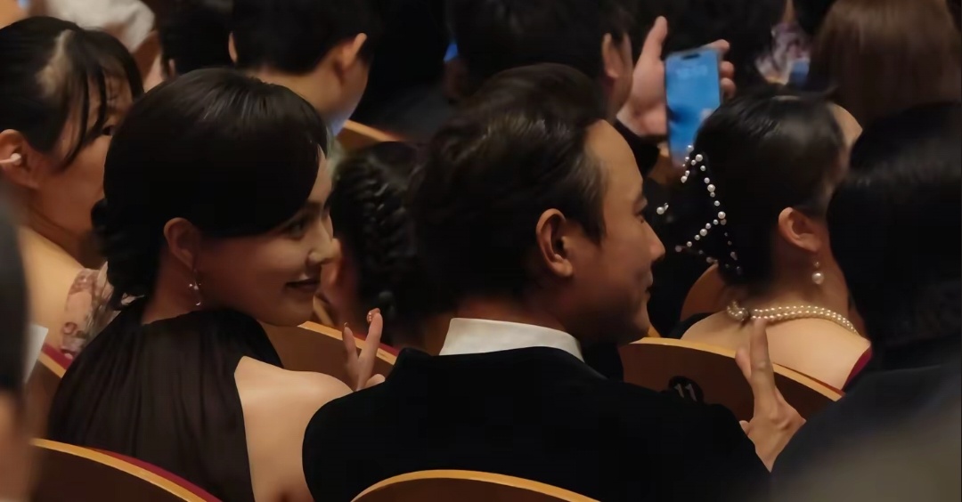 原来昨天唐嫣和罗晋一起去他们女儿学校的，看着还是很甜啊 