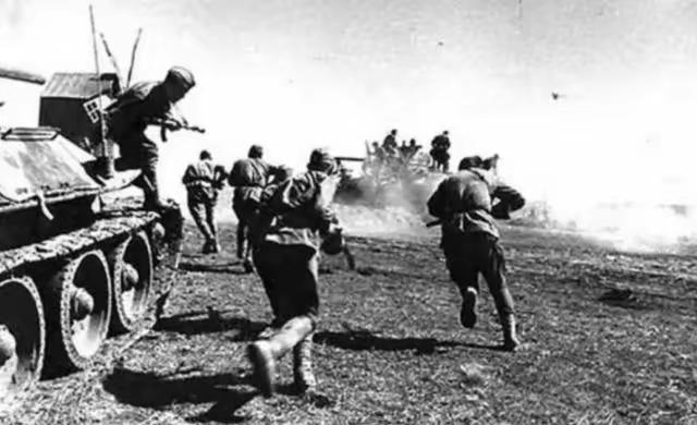 1939年8月，苏军侦察兵在一旁的芦苇丛中抓到了一个日本士兵，便将他带去见朱可夫