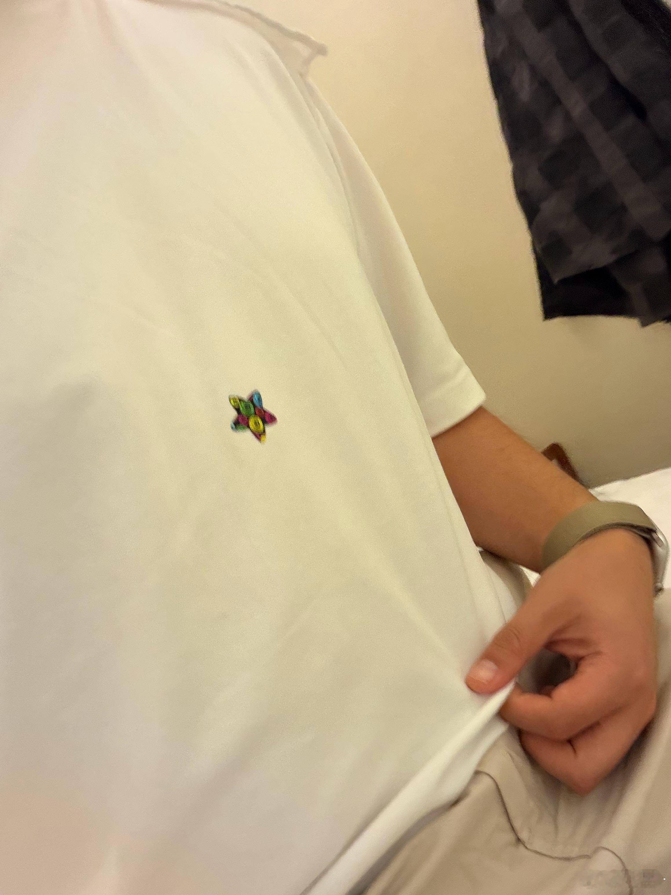 女儿奴有多可怕今天接奶油她随手往我身上沾了个贴画我到现在没舍得拿掉