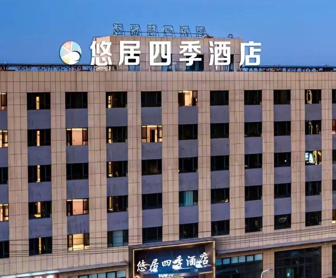住酒店也有危险啊，一觉醒来你身边躺着个醉汉。

凌晨三点半，被男朋友摇醒，一睁眼