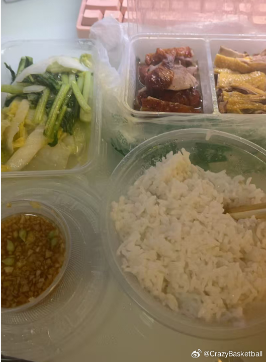 兄弟们吃饭了，今天吃烤鸭跟咸水鸭解解馋！！！算是满血复活了，除了喉咙还有点痰之外