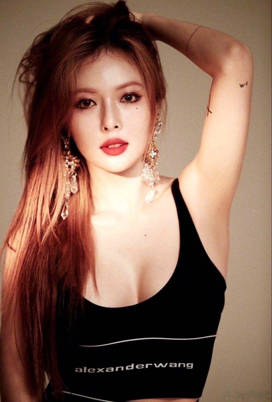 泫雅近照曝光面部浮肿 别对美女太苛刻了，爱豆时期那么多神级舞台，终于能回归健康生