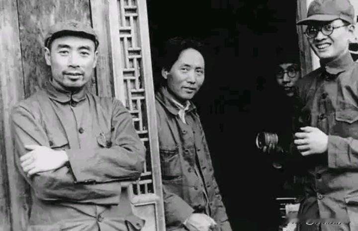 这张照片拍摄于1937年延安窑洞的木门前。

曾经有重大路线争论的革命同志，团结