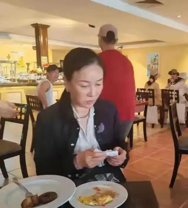 网友在国外餐厅偶遇那英，没想到娜姐姐吃的好简单，好清淡呐！也没想到她的食量这么小