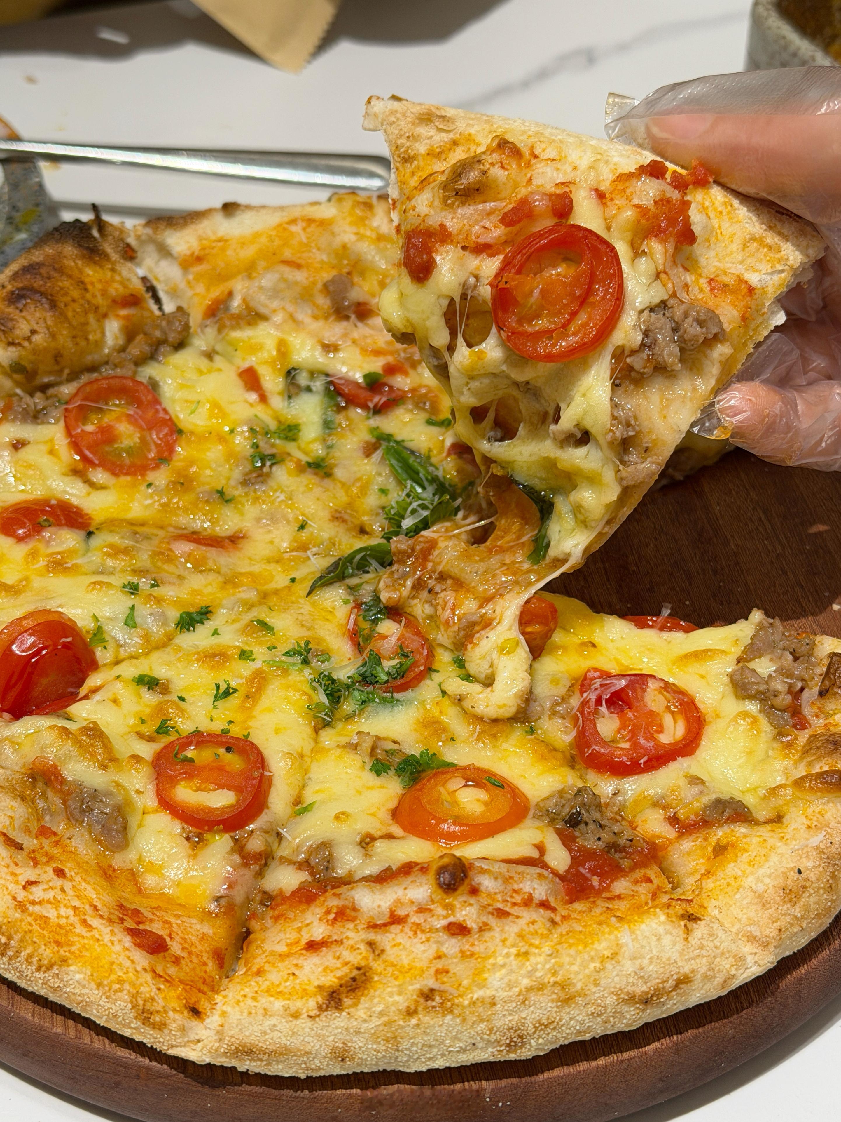 是谁说的圣诞节要吃鸡公煲啊吃上了，还是碳水加倍版。 昨天平安夜，好大儿拿自己零花