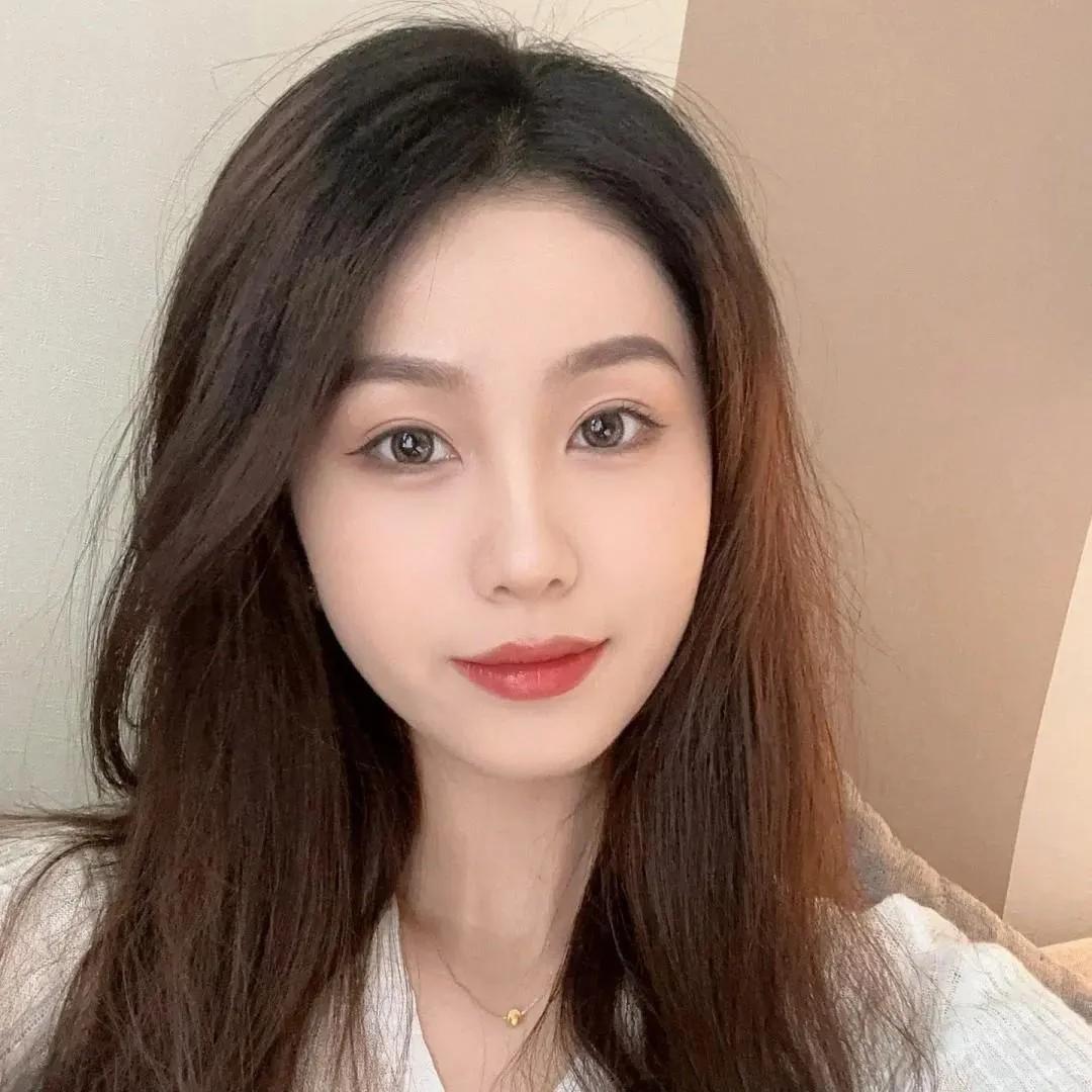 温柔气质女孩，自然妆容，暖色系穿搭，轻松氛围温柔甜美风妆容 元气甜妹妆容 明媚感