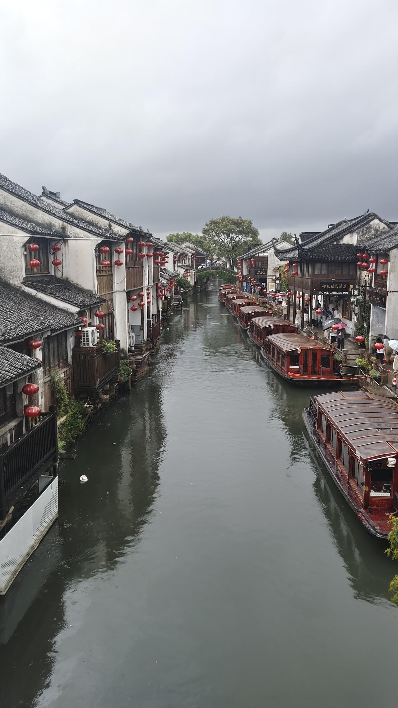 性格好，其实就是脑子好，看得通透，不骄不躁，情绪稳定，本质就是认知高。
情商是智
