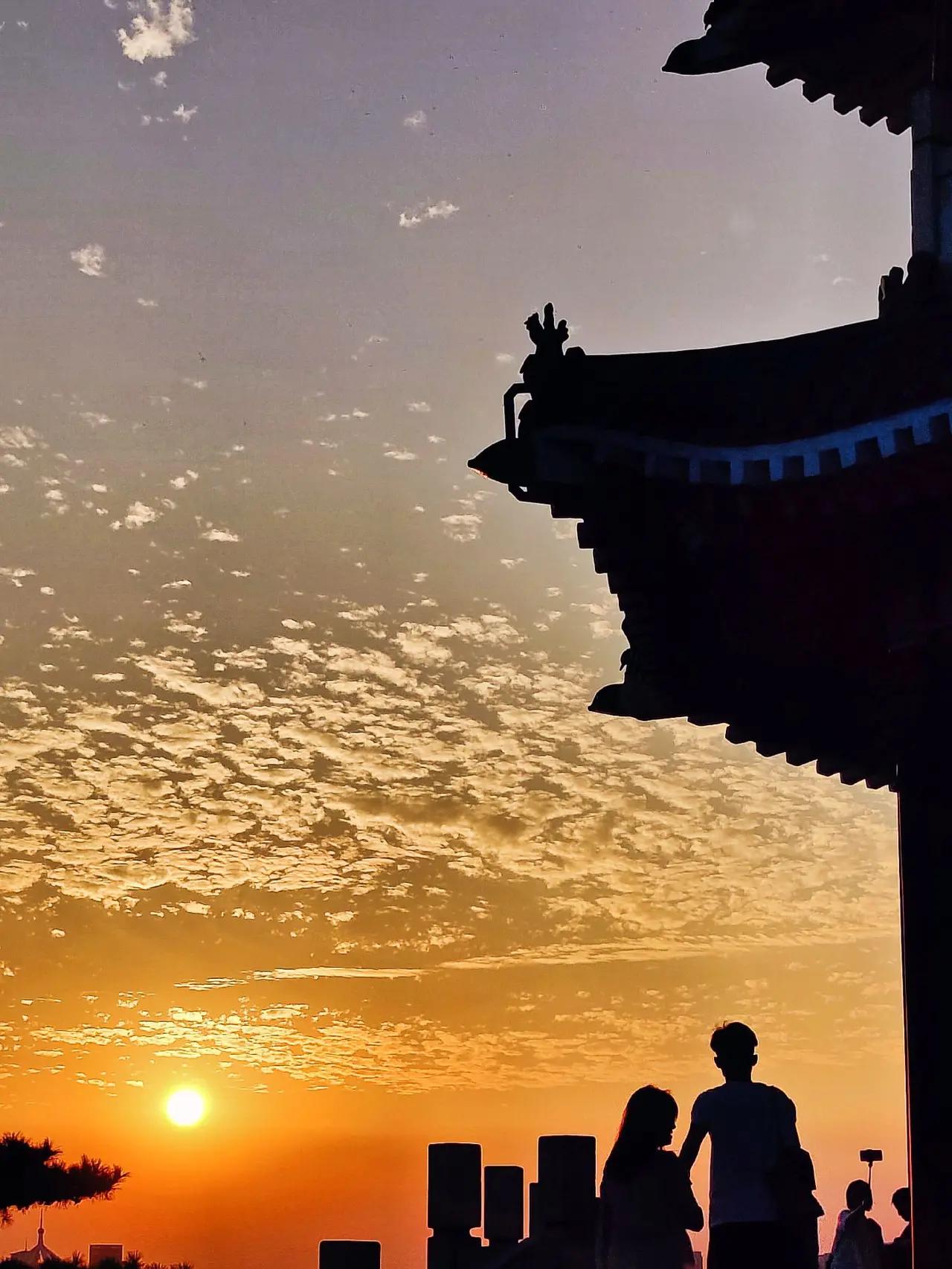 下联：霞披满山红。