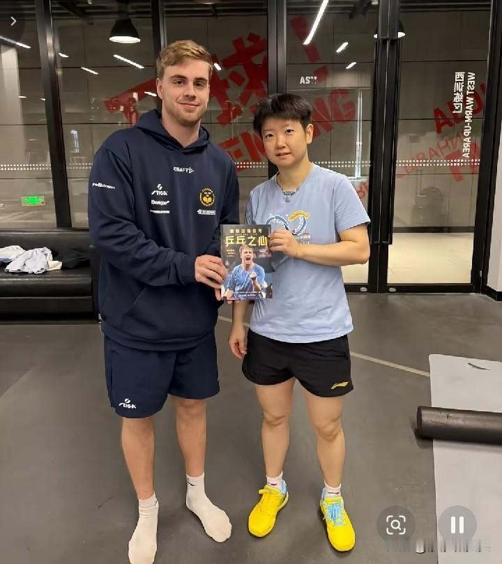 莎莎：自传？我也要写的！听说莫雷加德出中文版自传了，还免费送莎莎一本，顺便和莎莎