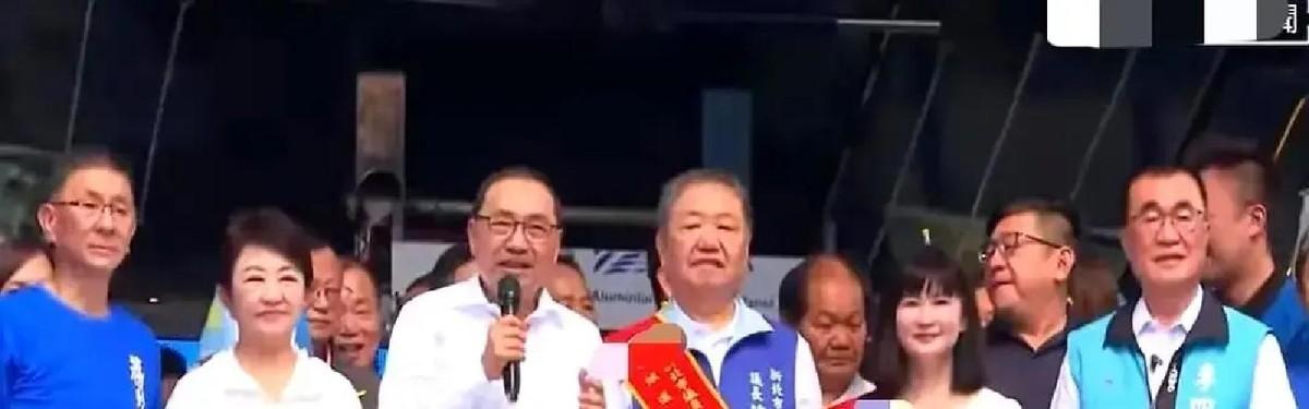 郑丽文今天在台上干了件狠事，直接动手抓人。

五月那场公教活动，李四川跟郑丽文握