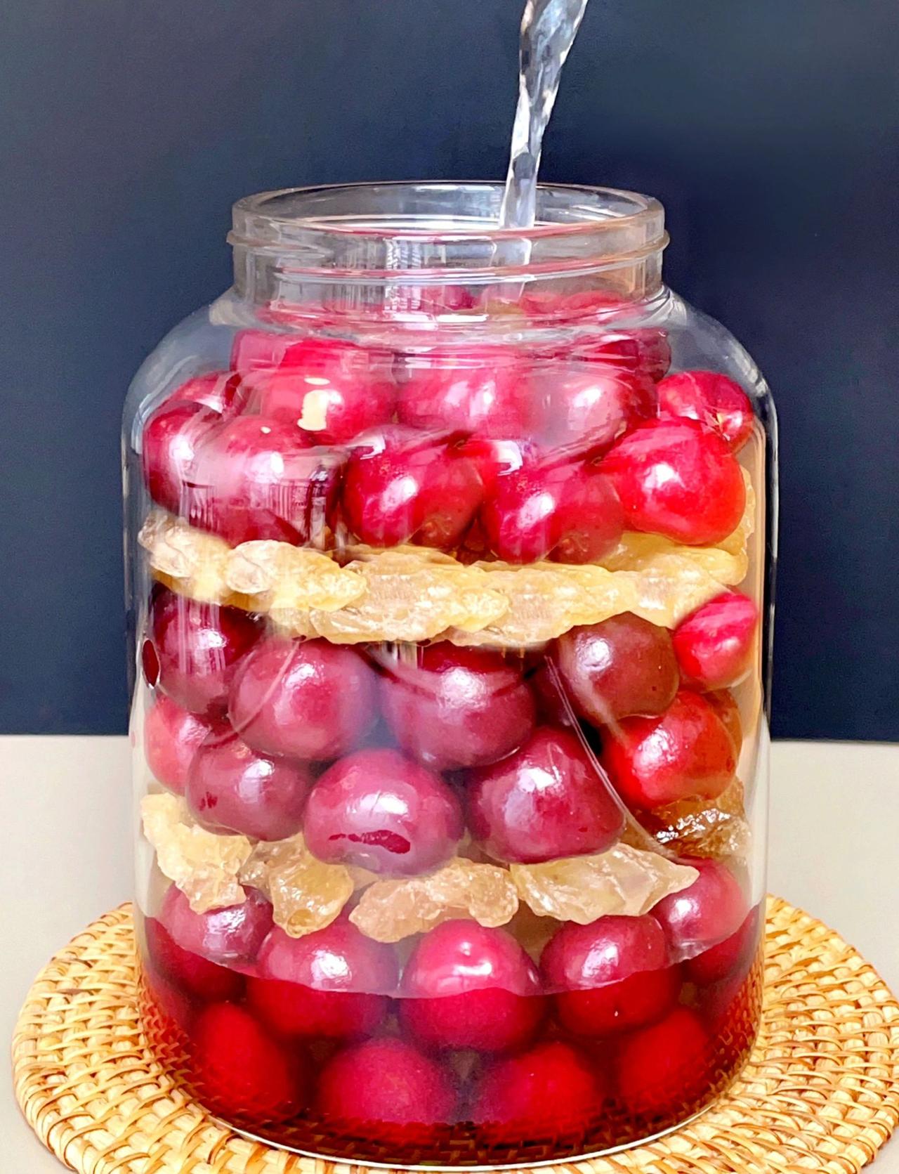 因为这个！！我被亲戚朋友被狠狠夸了…
泡了一个多月的樱桃酒…
今天家里请客开封了