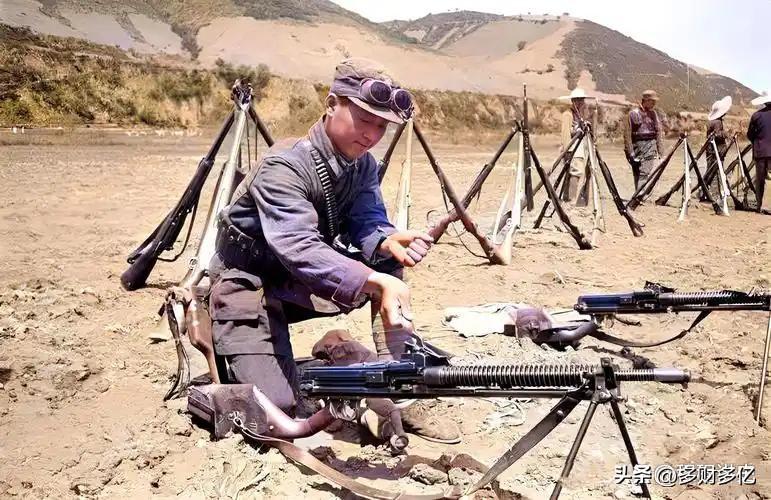 18挺轻机枪齐射撕开三万日军合围圈，三百八路军哪来这么多自动火器？三个主力团尖子