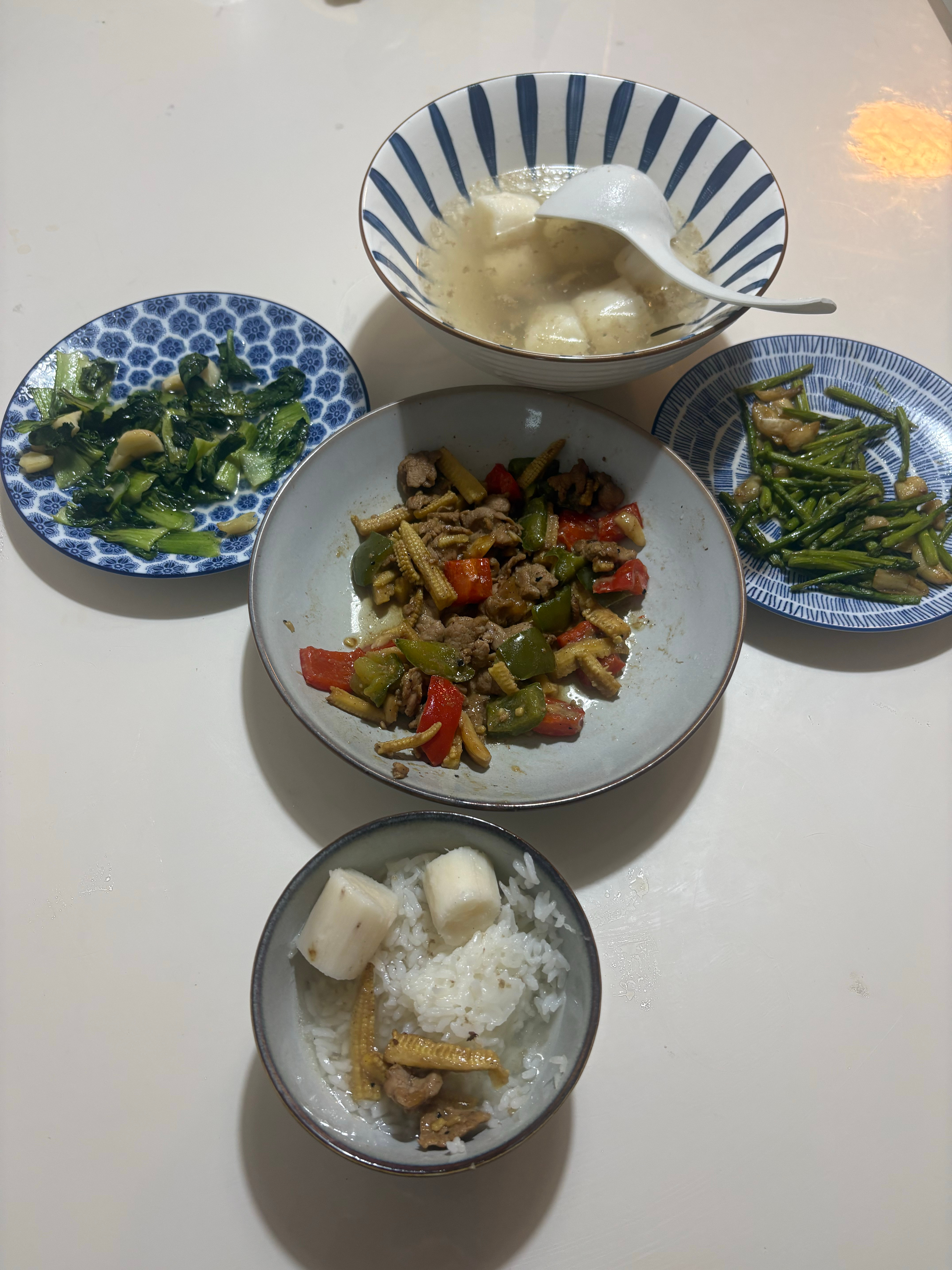 刚回家吃上饭，在学校开了四小时会，其中一小时的泰国户外教育旅行信息分享，和3小时
