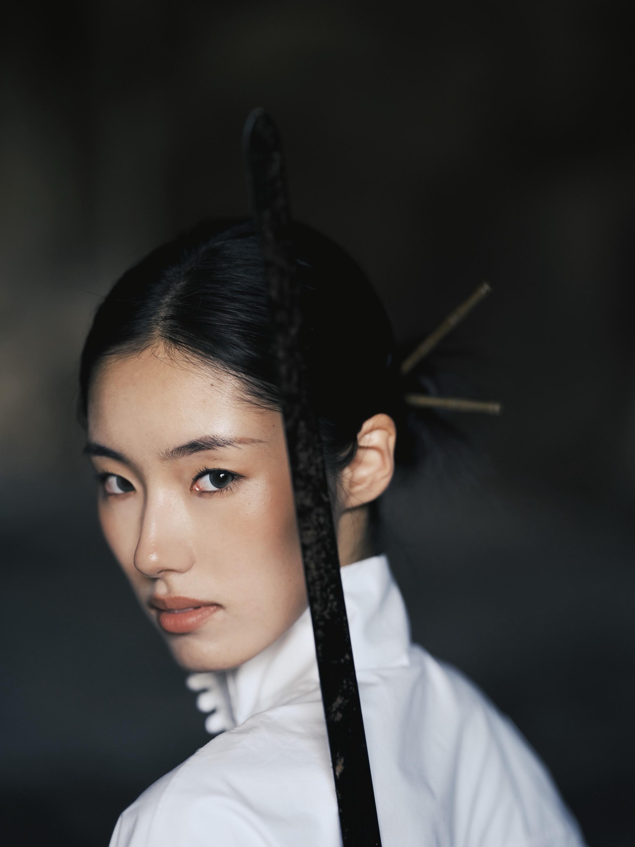 “剑锋指处，江湖万里。”