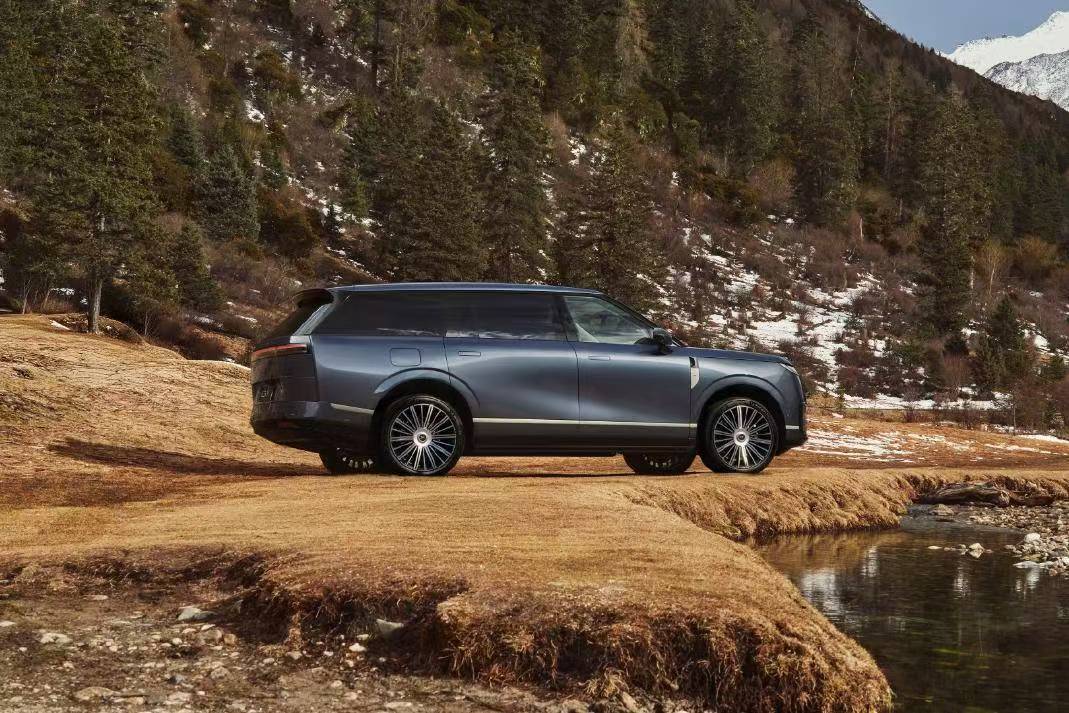 何小鹏沉浸式体验GX百万级气场小鹏GX这颜值不错啊，很大气，实车估计还要好看些 