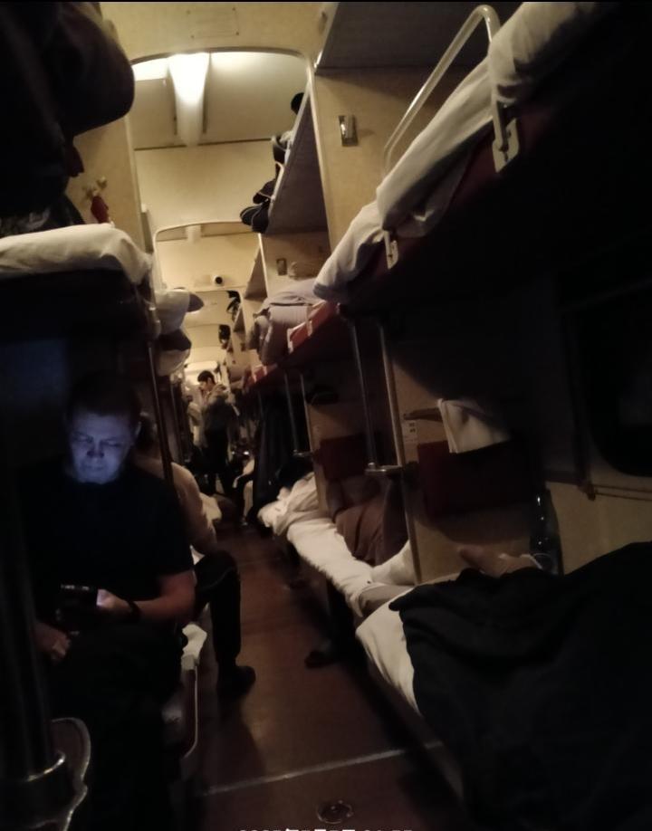 看网友发了一张俄罗斯卧铺，原来，俄罗斯坐卧铺的人也不少啊，也是人满为患，让我不明