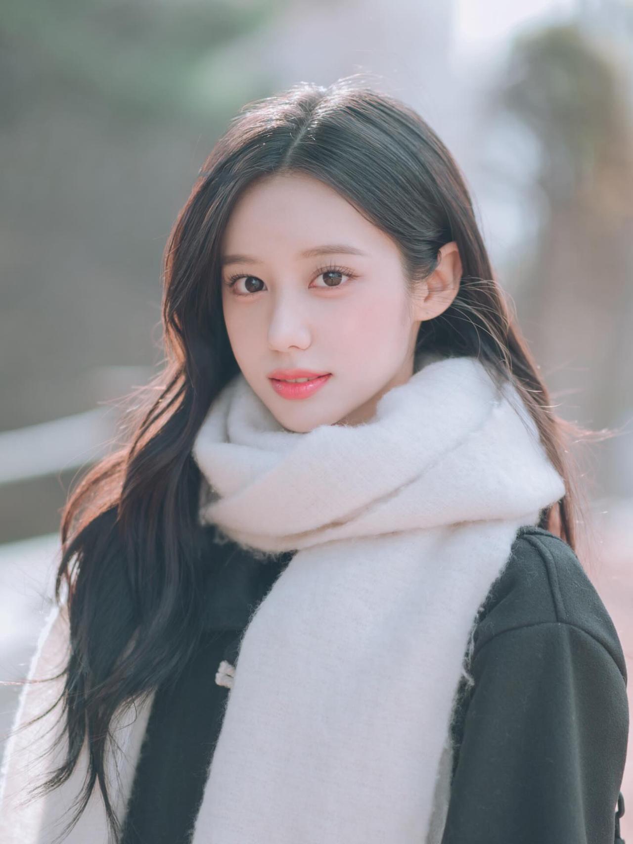 冬日暖阳下，少女温柔微笑，白色围巾温暖相伴。什么搭配显气质