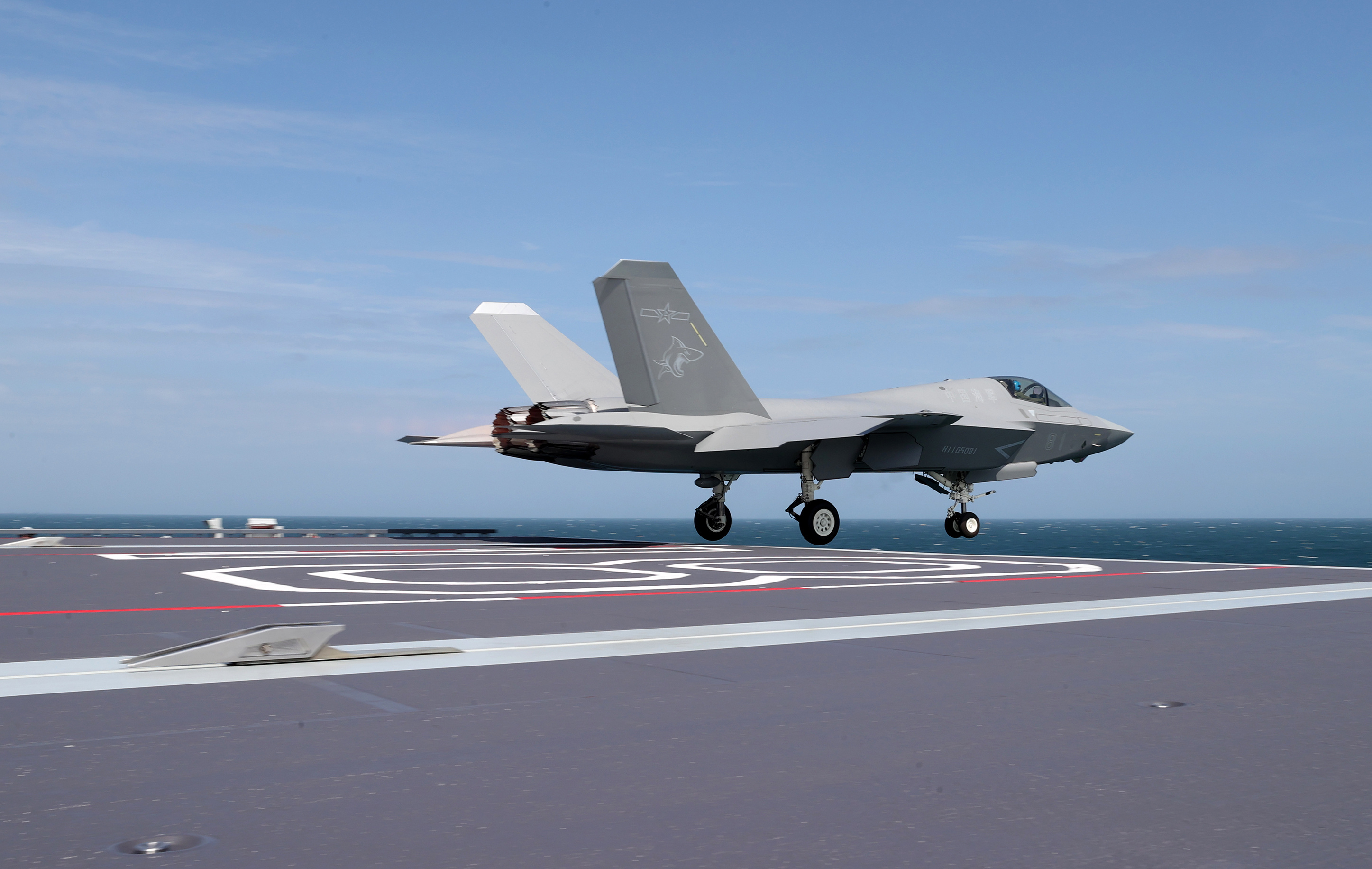 076的本质是两栖攻击舰，其首要任务是投送海军陆战队、气垫艇、直升机和无人机，执