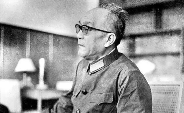 1981年，有人想动手否定毛主席，胡乔木提出不再称“毛主席”，改叫“毛泽东”，但