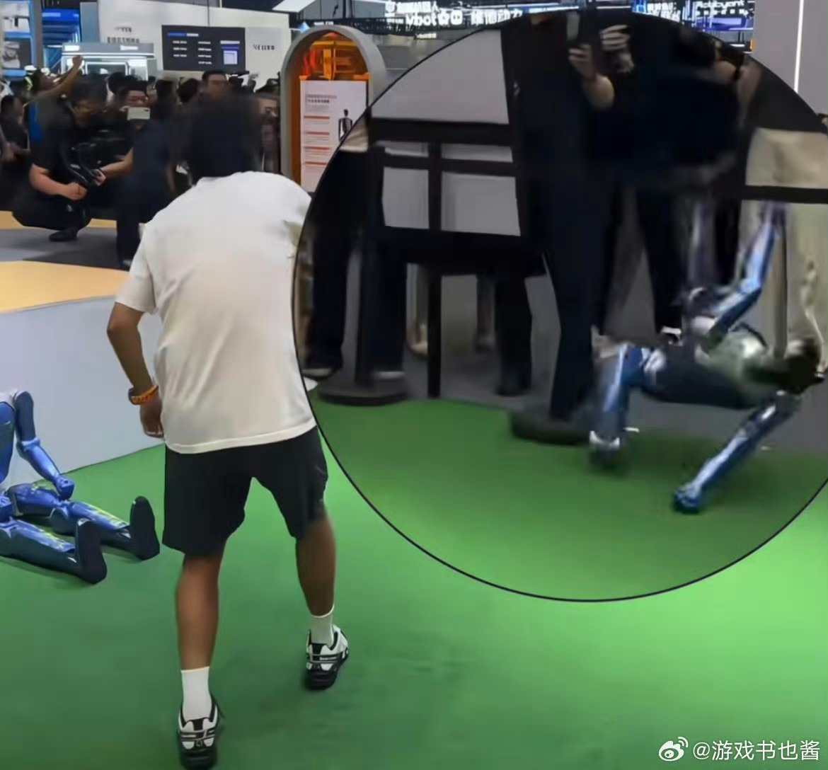 峰哥把机器人踹瘫痪了在2026世界机器人大会这种专业展会上，正常观众都是观摩或进