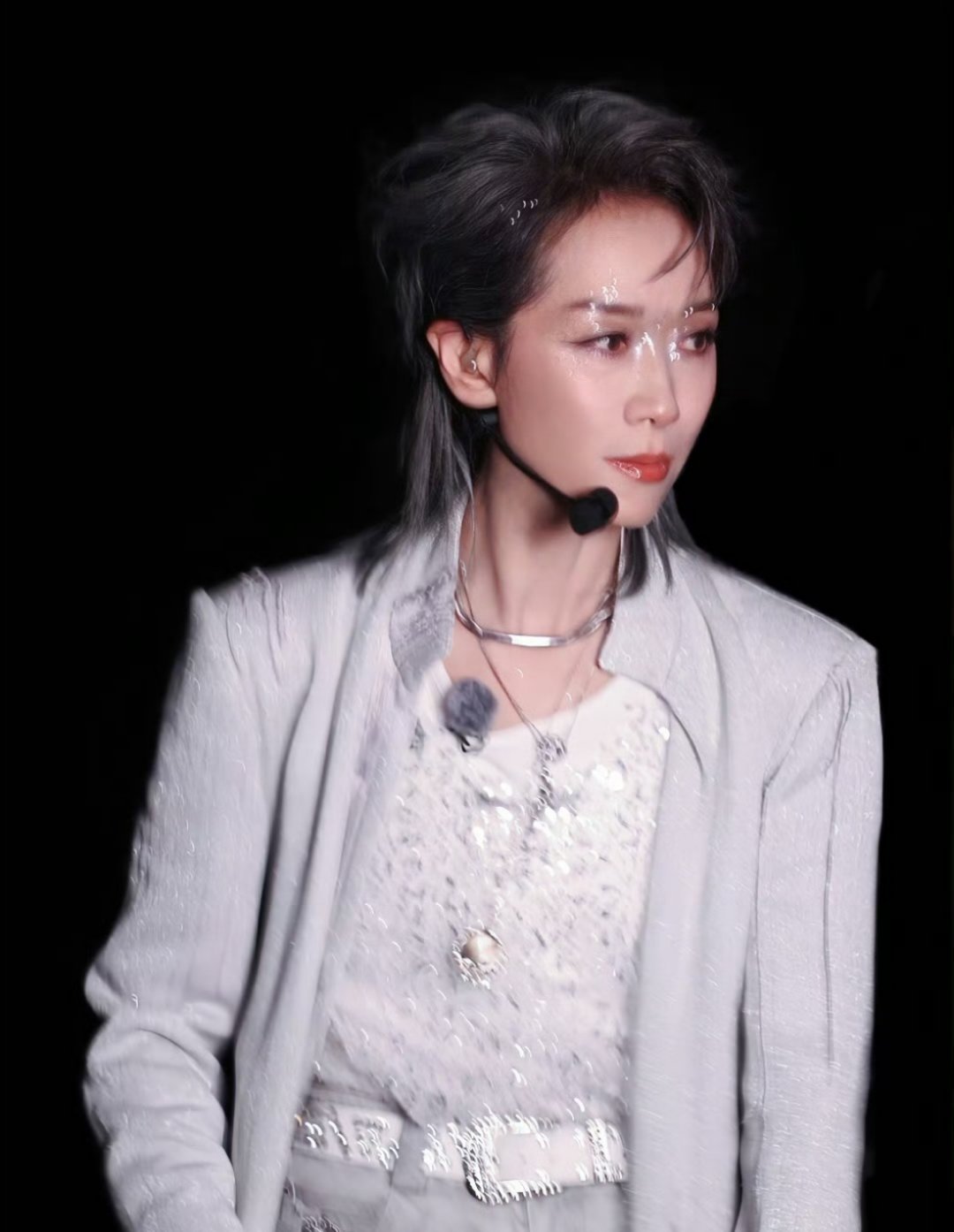 叶童银发狼尾造型姐姐帅爆啦！能不能再帅一点儿？？？叶童老师用行动诠释了什么是真正