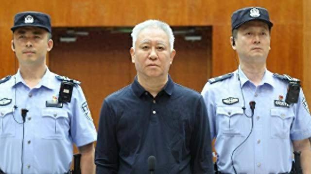 许家印案尘埃落定，刘亦菲为何安然脱身？