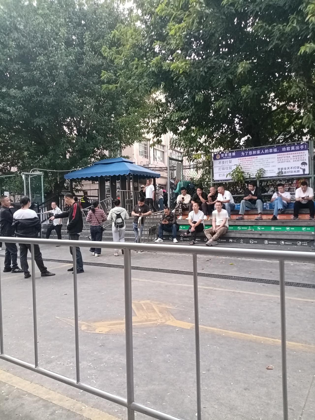 广州海珠区鹭江村鹭江球场现状，现在是服装厂淡季，好多工厂都没有订单。

鹭江厂房