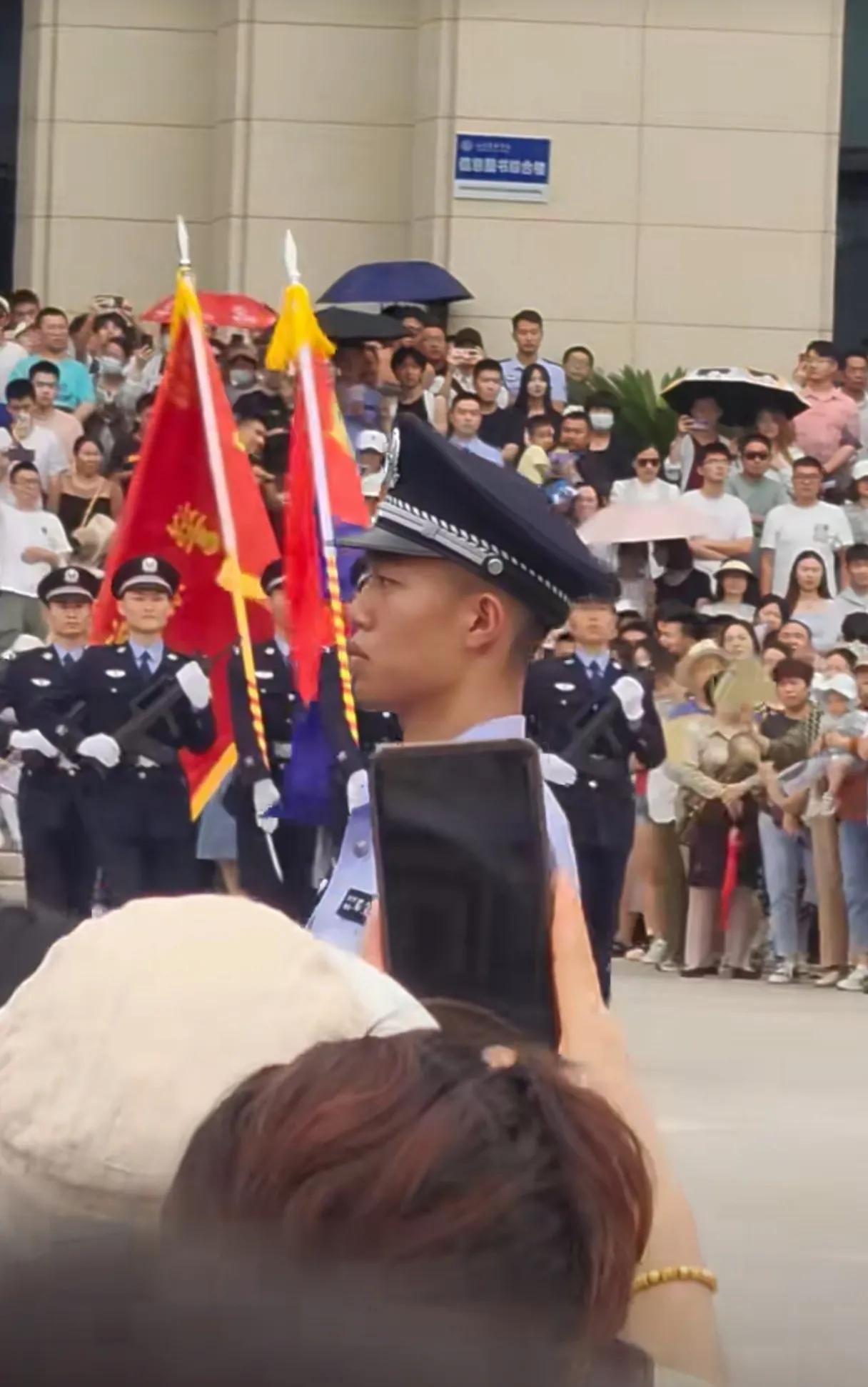 山警阅警，警察小哥帅不帅。