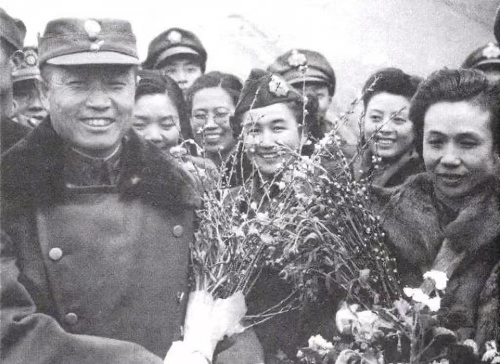 1946年，抗战胜利第二年，刚赴东北战场的杜长官！老照片