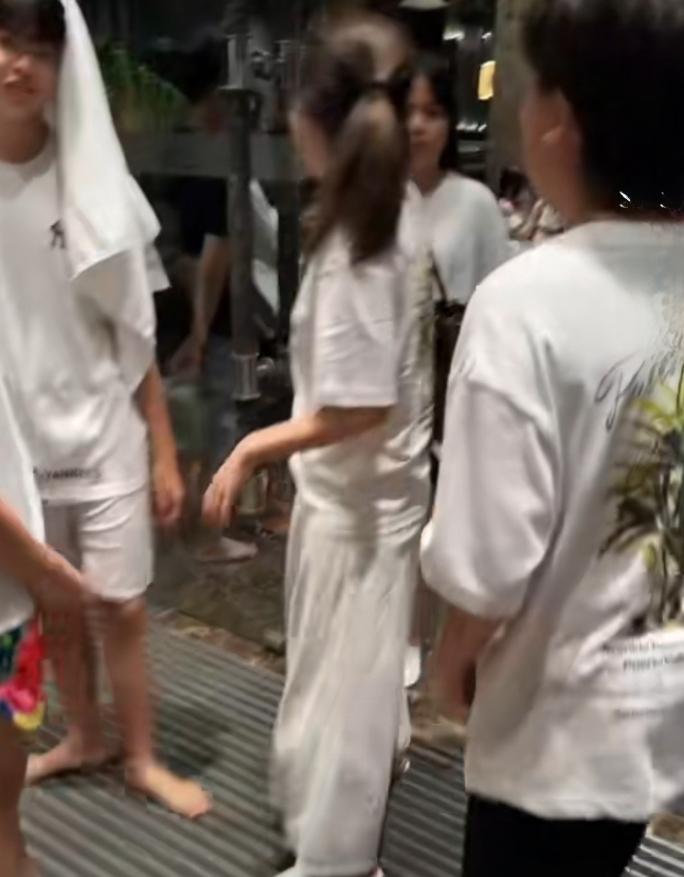上海，女子花1500元带孩子入住酒店，结果当晚10点半左右，突然被火警警报惊醒。