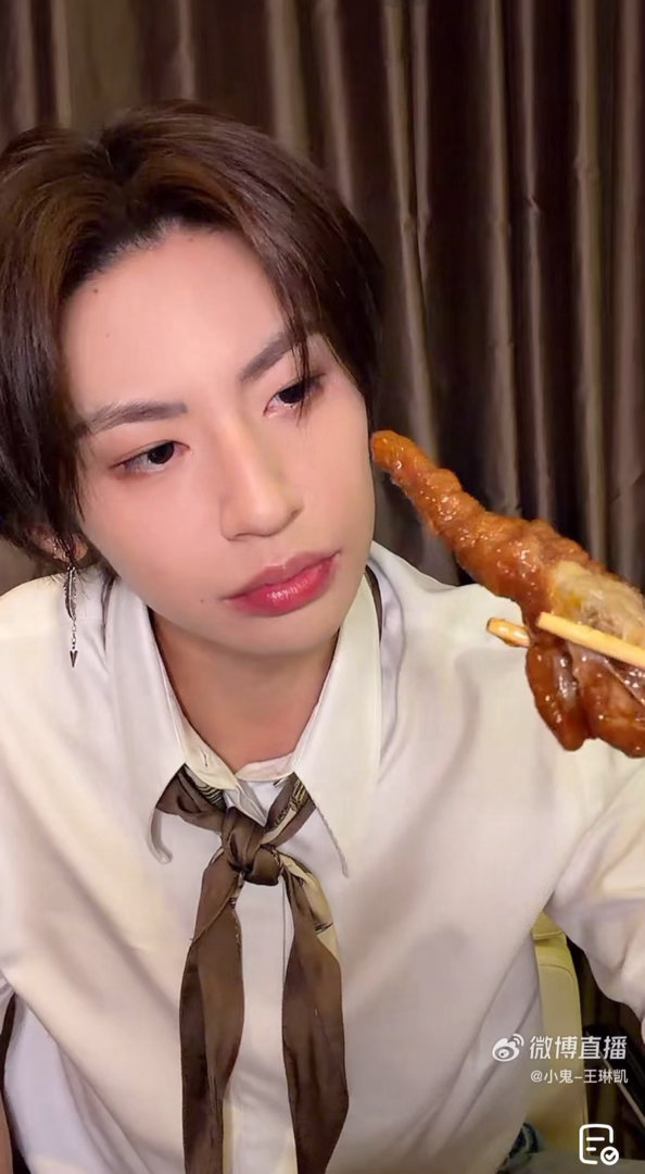 谁被小鬼吃鸡爪的画面蛊到了！直播爆改吃播博主，细节拉满，手控福利直接拉满，又帅又