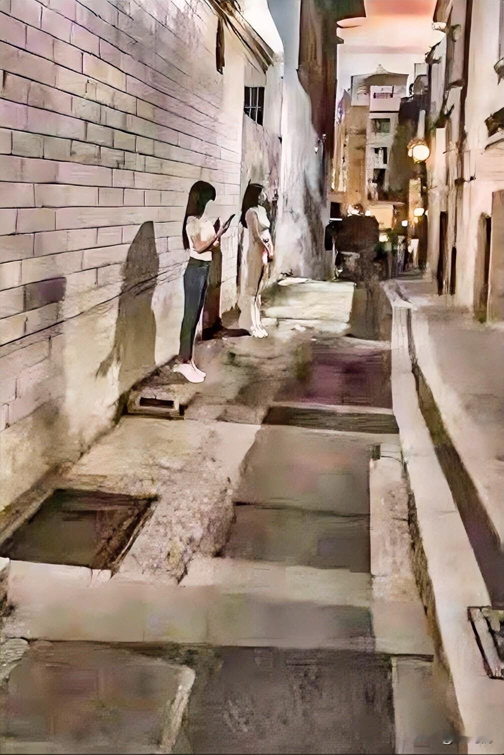 傍晚时分，城中村，美女👩🏻‍🦰们，靠在墙边，看起来像是在等人。在路灯投影下