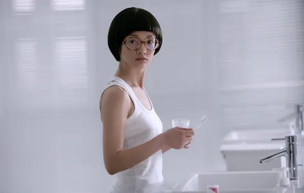 周迅发合照悼念施南生周迅应该是与施南生合作最多次的内地女演员：「龙门飞甲」「大魔