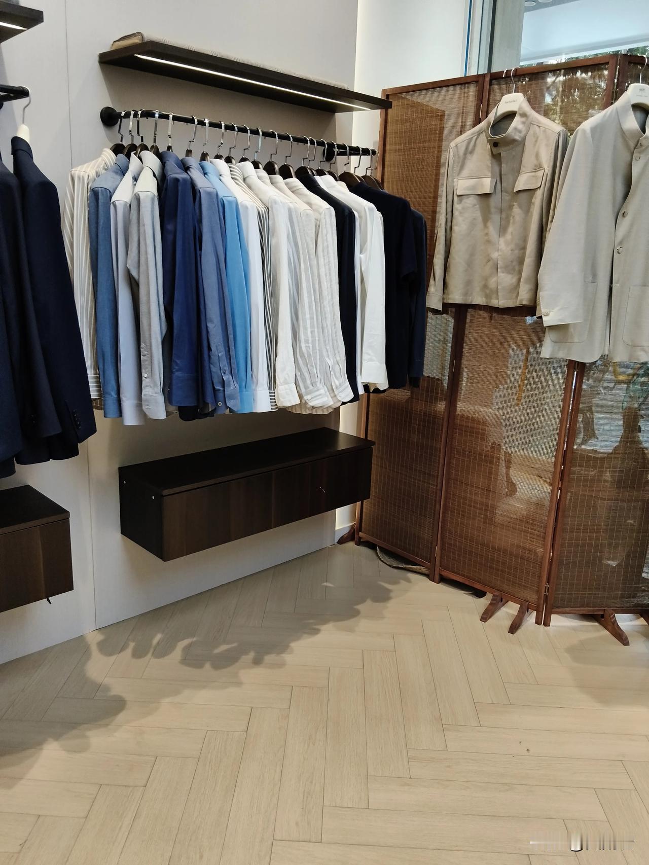 儿子要结婚肯定要穿西服了，必须找兰州市最好的西服店。
经朋友推荐来到了位于兰州市