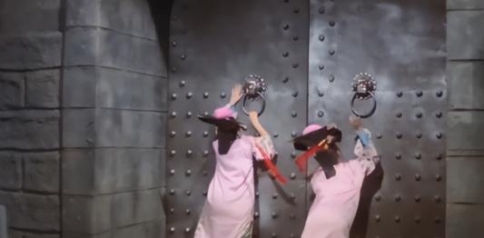 清朝时期，8个宫女被埋进古墓为曹贵妃陪葬，随着古墓出口关闭，氧气逐渐稀薄，宫女们