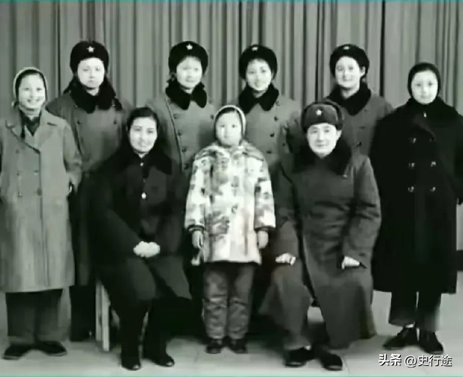 1973年，开国少将吴荣正和夫人高秀茹及七个女儿的合影，合影后不久，吴荣正少将便