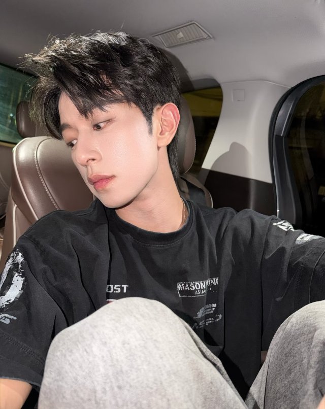 李沛恩 lpe每日搭沛 “当我抬头仰望原本漆黑的星空 是你的出现让它变得如此令人