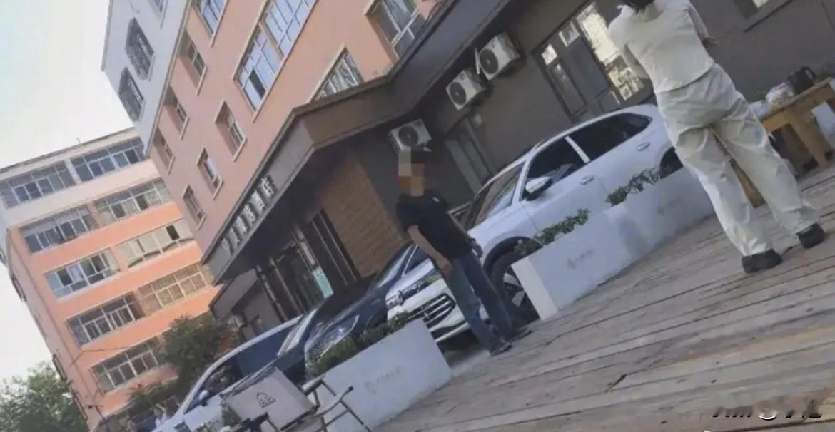 重庆晨报的记者打了一个电话到酒店。

接电话的工作人员说“不知情”，还特意说了句