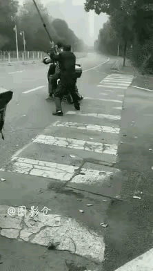 保安员与外卖哥相搏相斗屡见不鲜，难道就不能化干戈为玉帛吗？