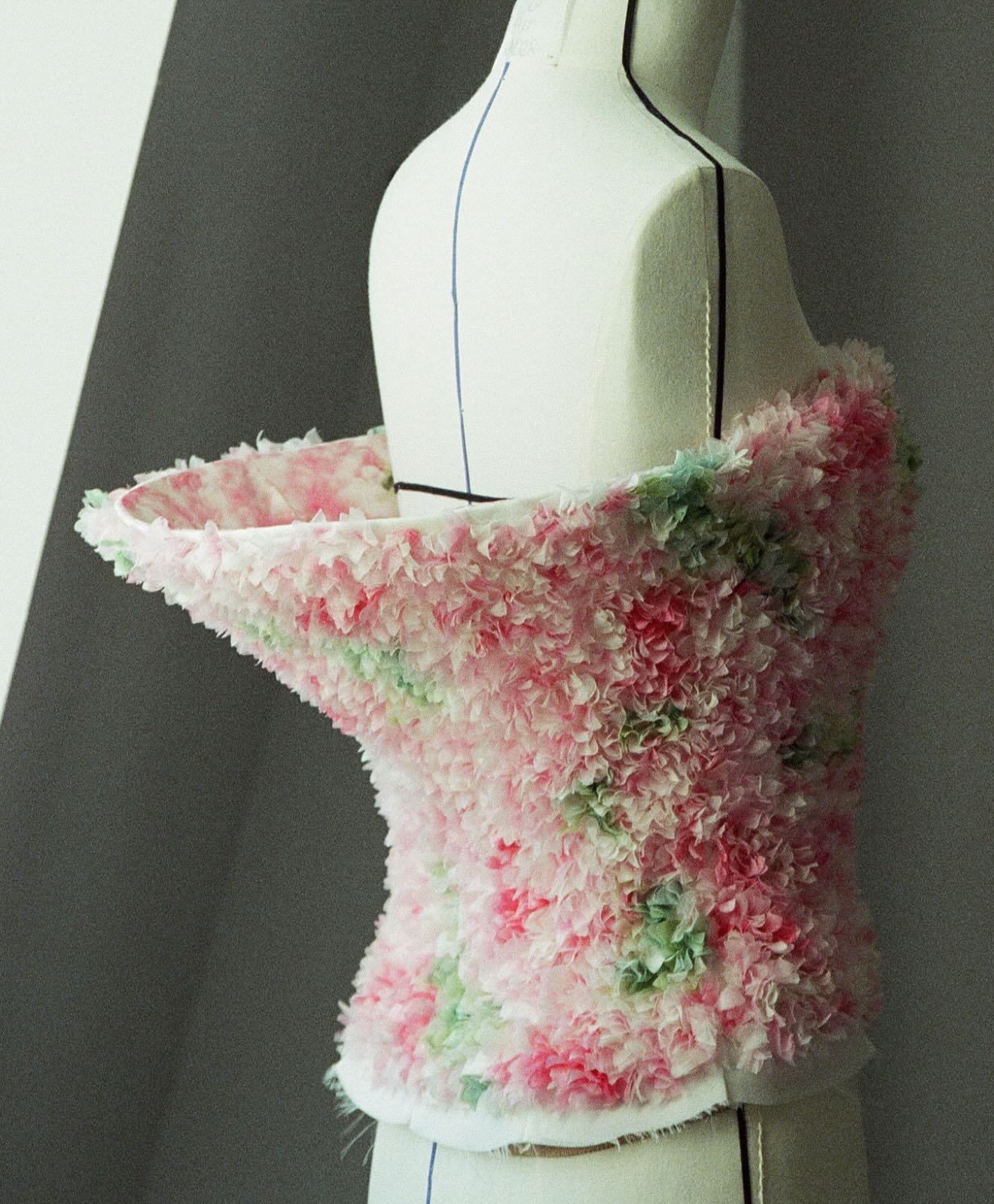 Dior S/S 2026 Haute Couture 以「仙客来」花卉为灵感设