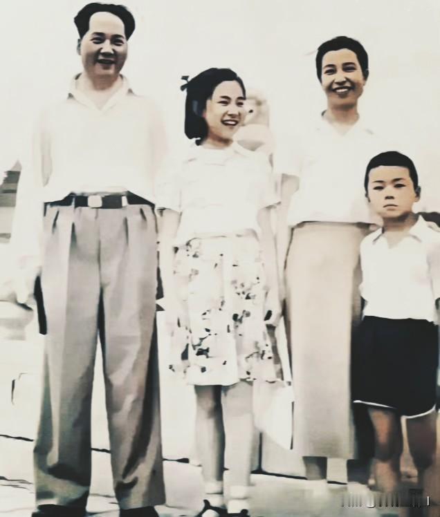 一张老照片，毛主席，李讷，江青，毛远新（毛泽民儿子）。

这张照片承载着一段光辉