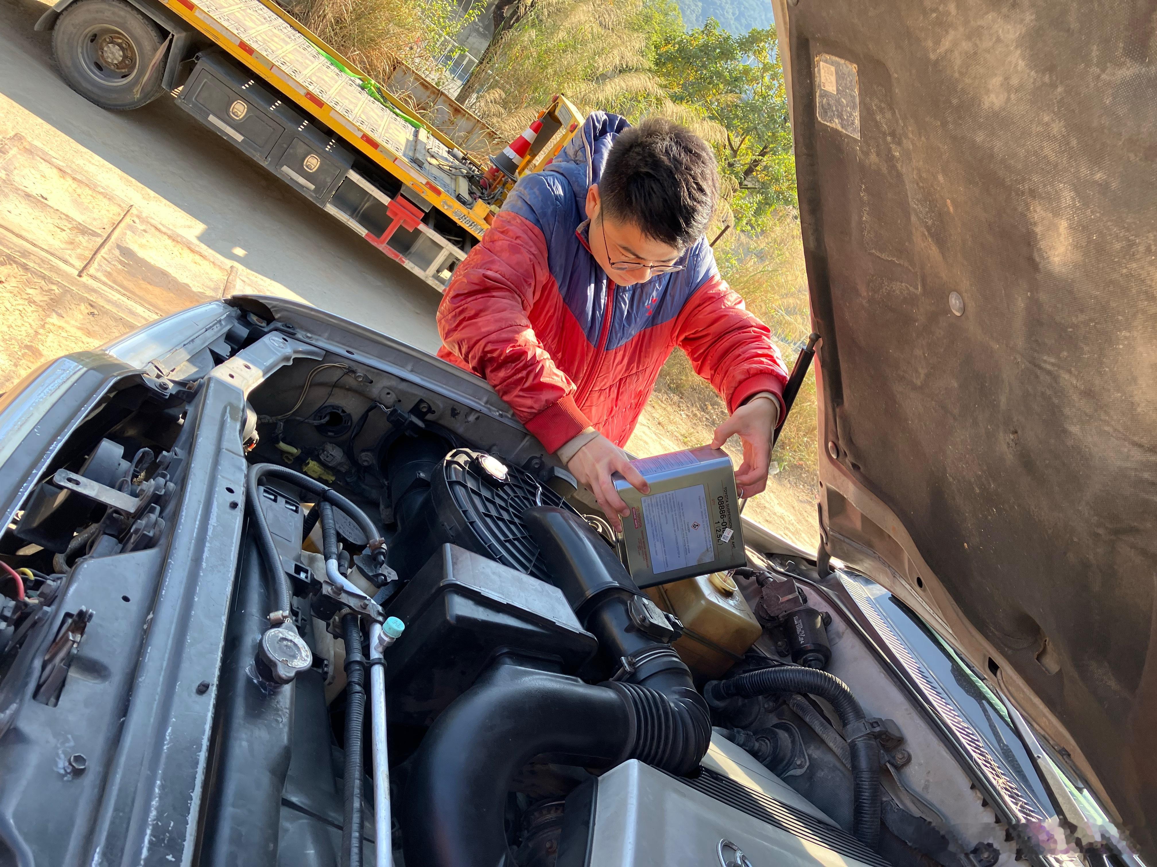 大家好，我是修车小弟无名，大家车有什么坏的或者疑难杂症，可以跟我说，让我开心一下