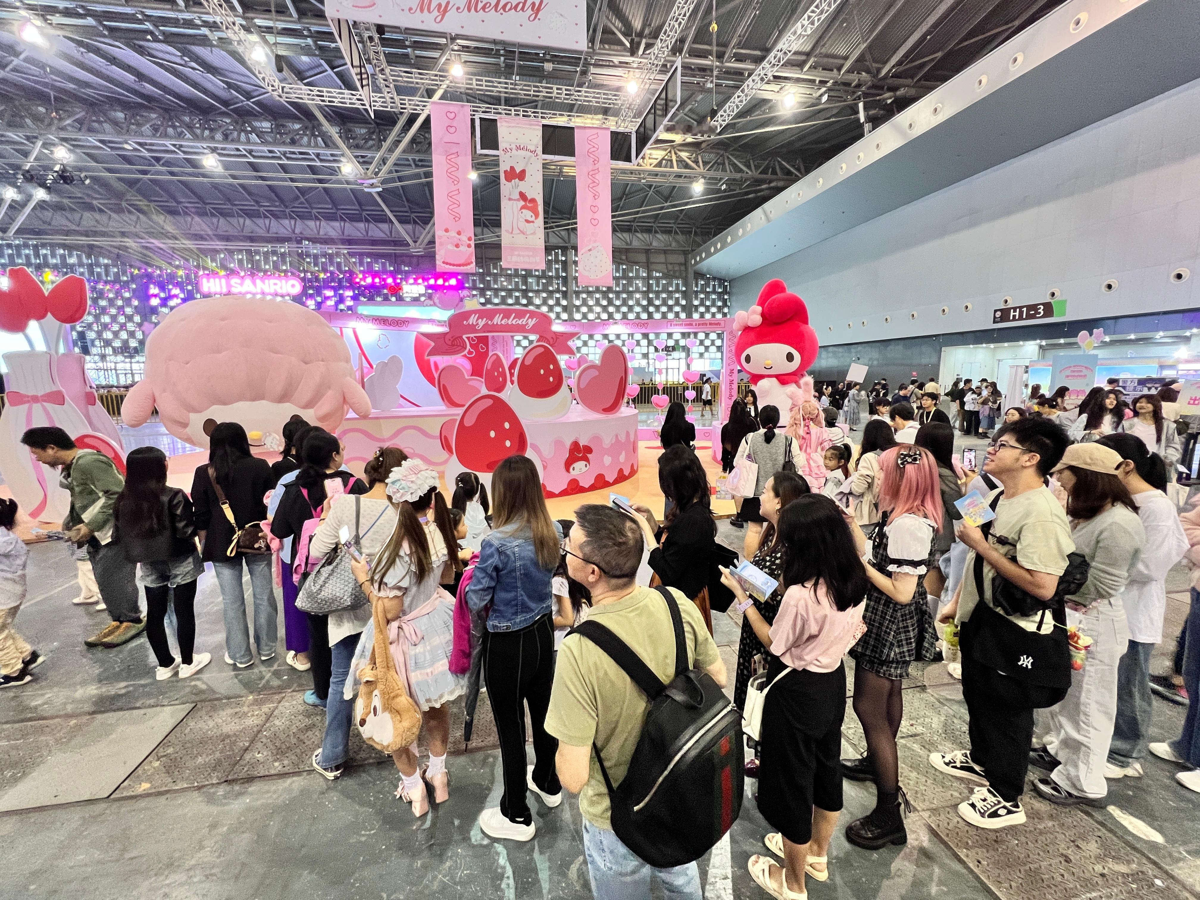#在嗨翻节见到了HelloKitty打碟#！来#三丽鸥嗨翻节现场#和Hello 