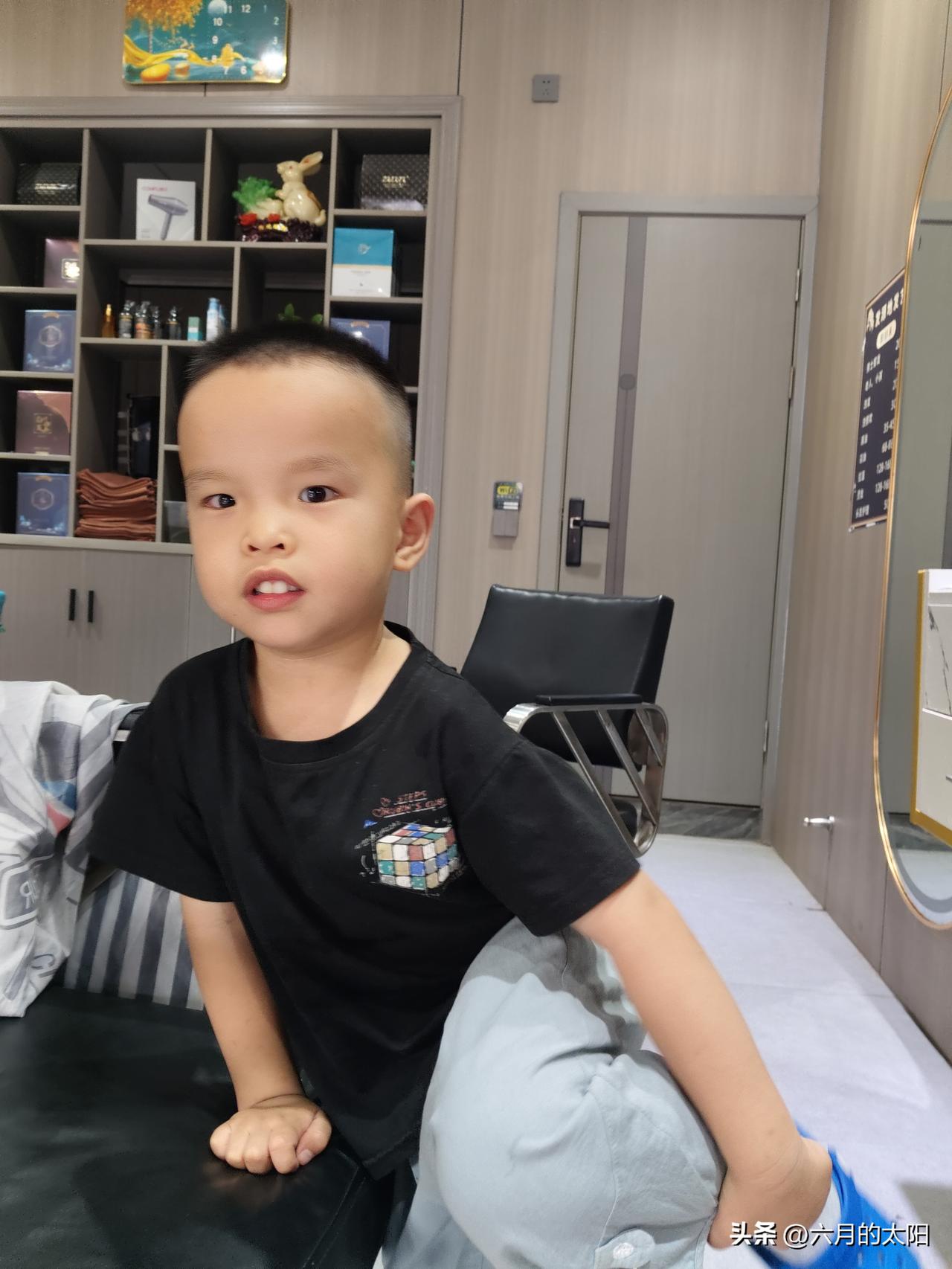 今天剪了个帅气的发型，臭美一下，还想剪闪电理发师叔叔说太短了闪不了[捂脸]