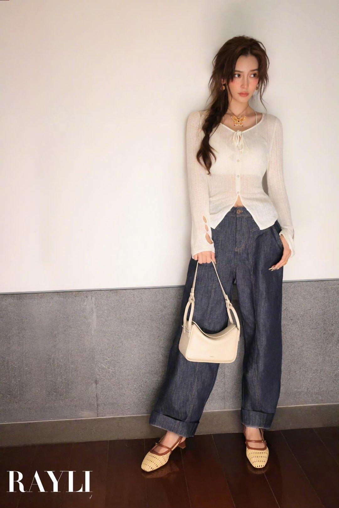 angelababy[超话] 🐹angelababy 身处嘈杂仍出淤泥而不染不